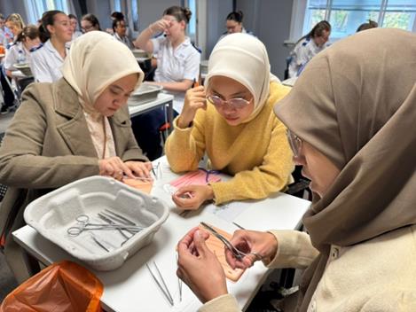 MAHASISWA MAGISTER KEBIDANAN UNISA SUKSES JALANI PROGRAM INTERNASIONAL DI UNIVERSITY OF LEEDS